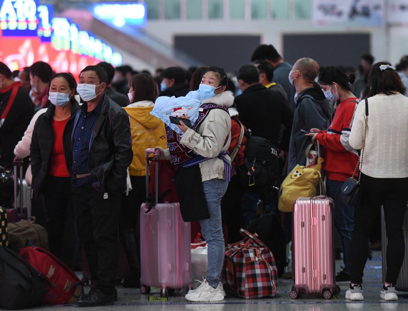 陝西一地勸在外人員不返鄉，減輕該鎮的疫情防控壓力。圖為2022年春運首日返鄉人潮。（新華社）