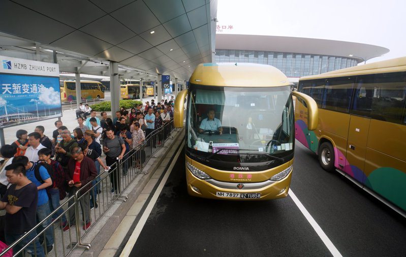 廣東省珠海出現新冠肺炎疫情，經港珠澳大橋往返香港及珠海的穿梭巴士「金巴」暫停服務。圖為金巴準備載客。（中通社資料照片）