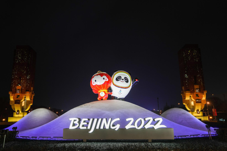 北京冬奧即將登場，卻面臨新冠疫情考驗。圖為設立在北京街頭的冬奧和冬季帕運會吉祥物造景。(新華社)