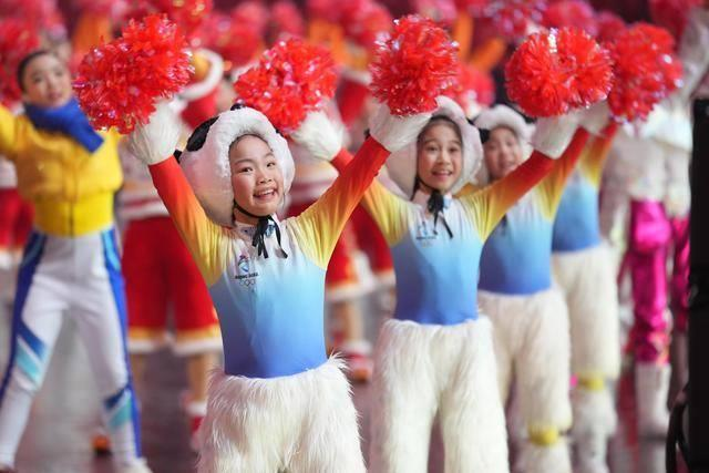 演員在北京冬奧會開幕式彩排表演。(新華社)