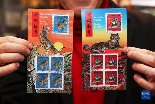 法国华人艺术家陈江洪在巴黎展示其设计的虎年生肖纪念邮票。（新华社）(photo:UDN)