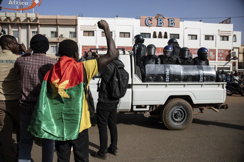 布吉納法索首都瓦加杜古22日發生民眾示威，抗議政府處理聖戰士威脅不力。(美聯社)