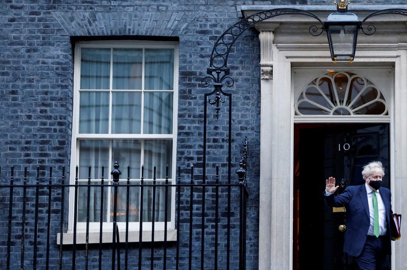 英國首相強生「派對門」風暴再添一樁，英國媒體報導，2020年6月第一次封城期間，強生卻在唐寧街10號首相官邸舉行生日派對。圖／路透社