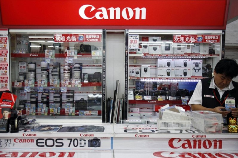日本Canon在珠海設廠32年，因行業低迷決定結業，公司老闆念及員工多年的貢獻，作出最高遣散費達150萬人民幣最後的答謝。（路透）