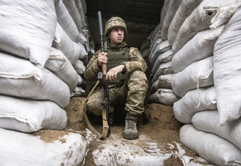 烏克蘭士兵正在頓內次克附近的戰壕中等待即將到臨的戰鬥。圖／美聯社