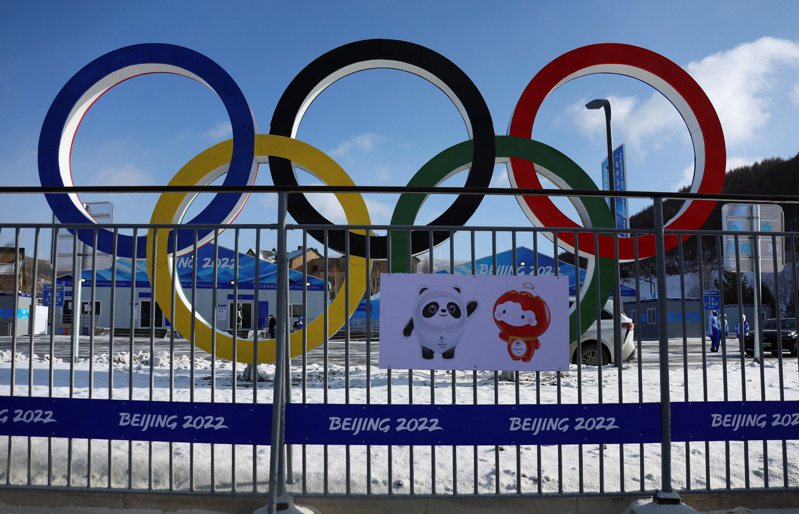 中國為防止冬奧會帶來的可能疫情，除全面篩查外，並採取閉環管理，隔絕涉奧相關人員和中國民眾接觸。圖為設在張家口的冬奧選手村。(路透)