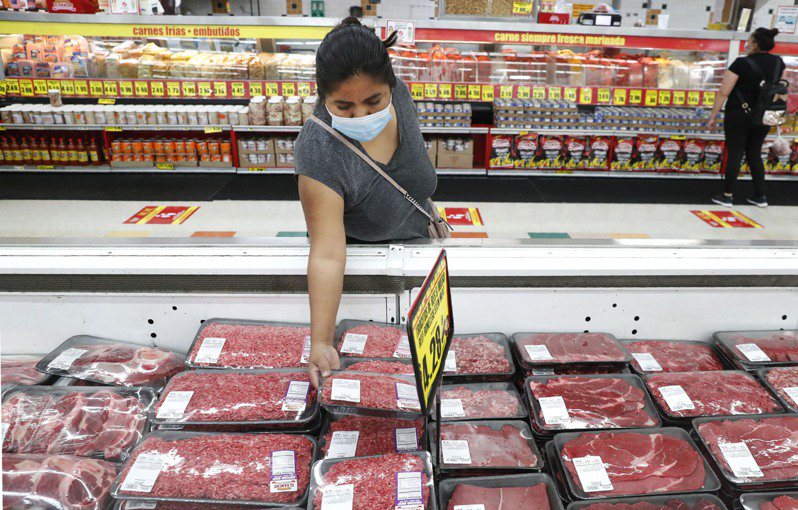 因疫情影响，全美物价高涨，通膨率达到40年的最高，一般人收入赶不上超市食品涨价的幅度。图为在德州超市肉品普遍涨价。(美联社)(photo:UDN)
