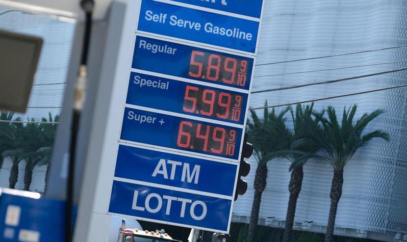 疫情一好转，经济活甦一起动，能源价格就上涨，增加一般人与小商家的负担。图为加州洛杉矶的加油站。(Getty Images)(photo:UDN)