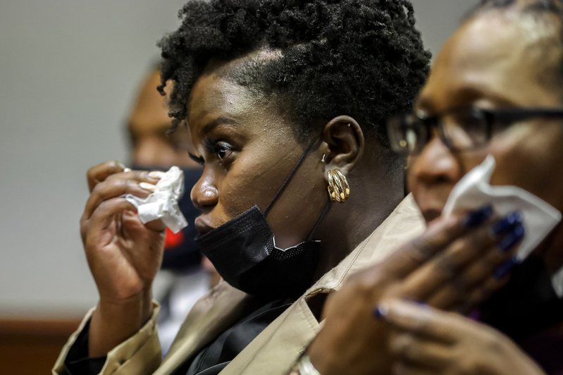 非裔男子艾伯里在慢跑时遭枪杀，他的姊姊在法庭上聆听陈述时拭泪。（美联社）(photo:UDN)
