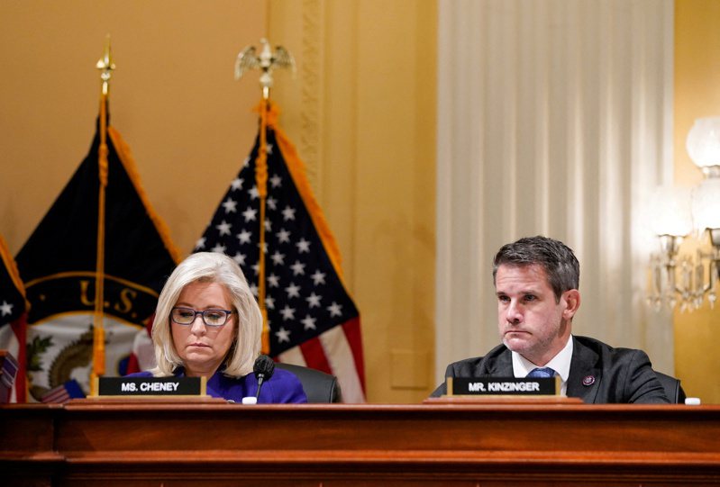 共和党全国委员会4日通过决议案，惩戒批评川普的丽兹钱尼（左一）和金辛格（右）两位国会议员。他们因参加国会调查1月6日暴乱委员会，得罪前美国总统川普。（路透）(photo:UDN)
