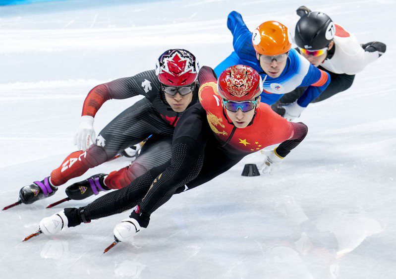 中國短道速滑隊摘下冬奧首金，圖為比賽中的武大靖（前）。 新華社