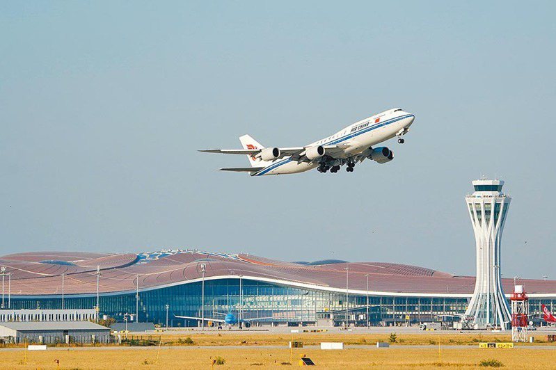 中國大陸針對往返兩岸的航班新規比以往更加嚴格。 圖為北京大興國際機場。（新華社）