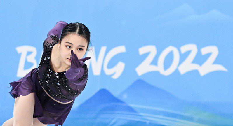 在15日北京冬奥的花样滑冰赛场上，中国选手朱易未能晋级女子单人滑自由滑的竞赛。 美国出生的朱易受访时表示不后悔代表中国参赛。 (新华社)