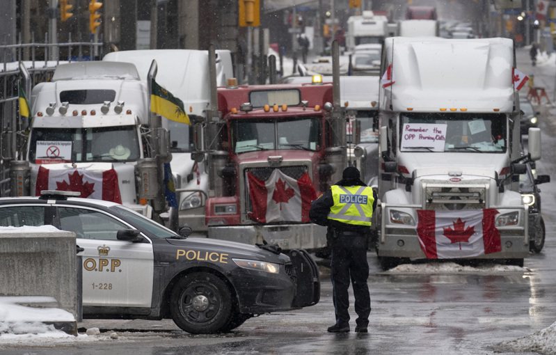 加拿大卡車司機串聯反對強制接種令之後，美國卡車司機也將在華府集結抗議。(美聯社)