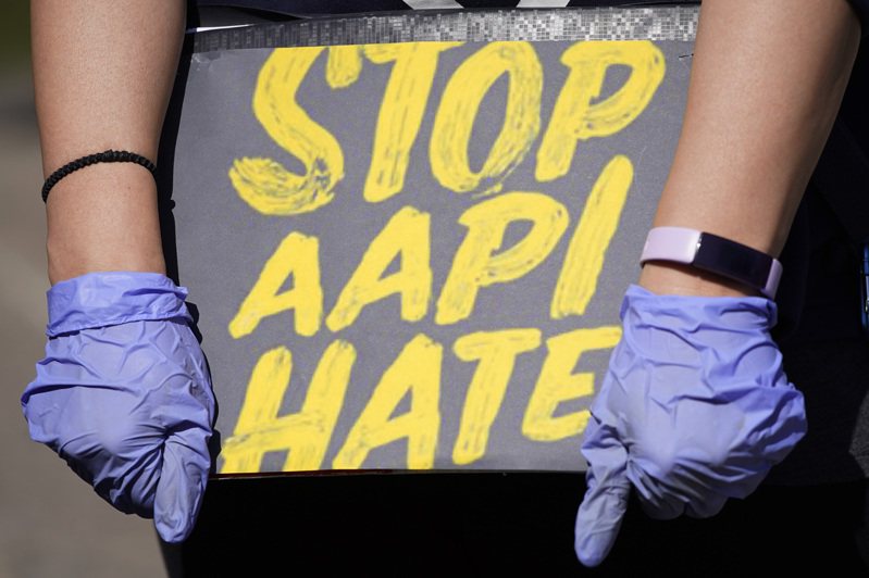 加州议员17日与「停止仇恨亚太裔」等团体合作推出法案，将公共场所骚扰视为公卫问题。美联社(photo:UDN)