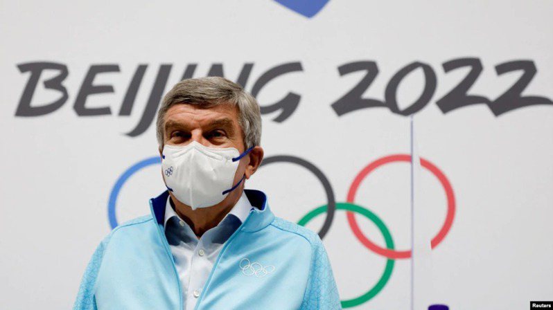 國際奧委會主席巴赫18日出席在北京冬奧會主媒體中心的記者會。(路透)