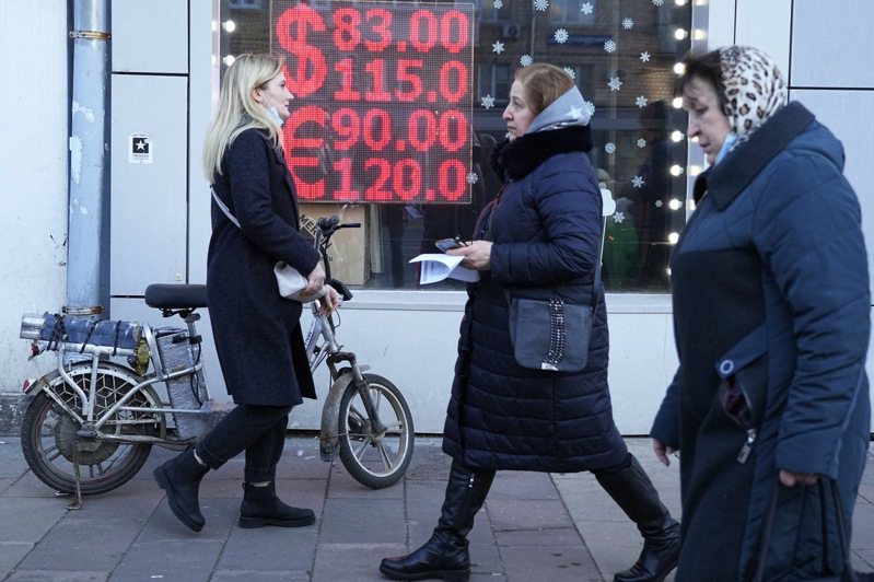 乌俄战事冲击两国经济，加上西方各国对俄罗斯祭出的制裁，对全球供应链冲击余波不容小觑。图为俄国莫斯科一家换汇店2月28日张贴的俄罗斯卢布兑换美元、欧元的汇率。美联社(photo:UDN)
