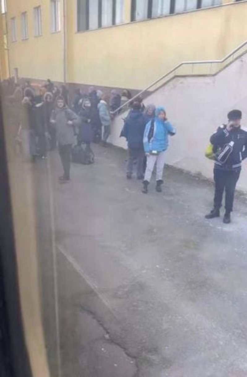 2月25日晚9点基辅开往波兰的一趟火车，中途检修半小时，乘客下车透气。（取材自九派新闻╱ 受访者供图）(photo:UDN)