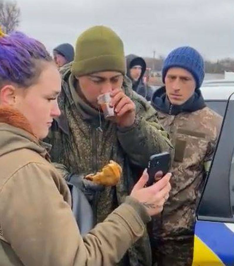 網路近日傳出一段影片，指一名迷路的俄國士兵接受烏克蘭民眾提供的餡餅、熱茶，還借手機讓他打電話給家人報平安。圖／取自推特