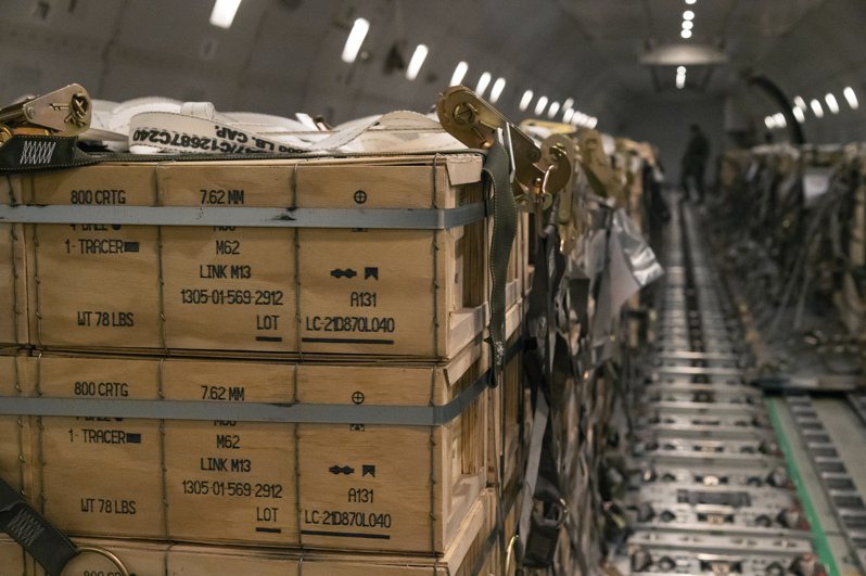 美国武器商雷明顿公司及弹药商AMMO公司分别捐给乌克兰100万发子弹，用以抵抗俄军。图为美国国防部日前运送弹药援助乌克兰。(美联社)(photo:UDN)
