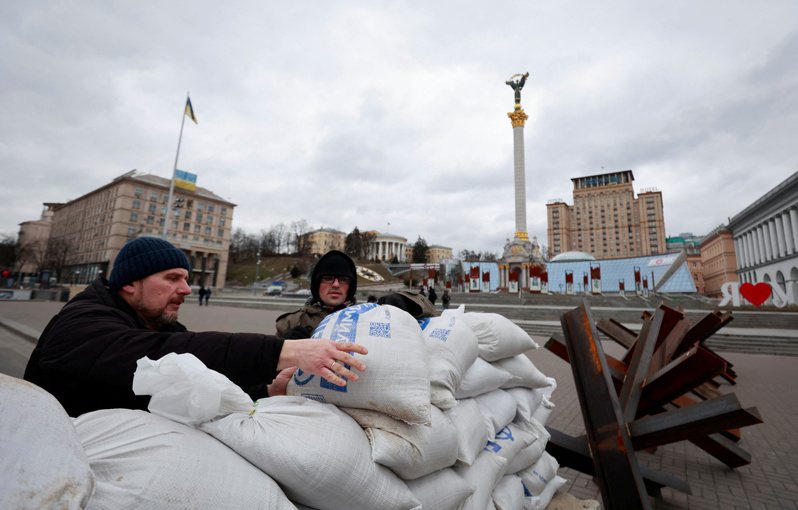 基辅着名的独立广场已经变成碉堡，市民用沙袋筑起防御工事和路障，准备与入侵的侵军决一死战。（路透）(photo:UDN)
