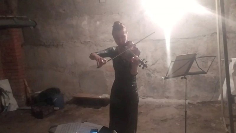 乌克兰的「地窖小提琴手」莱托琴科，在地下室演奏的影像在网路上引起广大回响。（路透）(photo:UDN)
