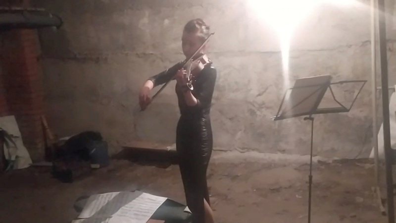 乌克兰的「地窖小提琴手」莱托琴科，在地下室演奏的影像在网路上引起广大回响。（美联社）(photo:UDN)