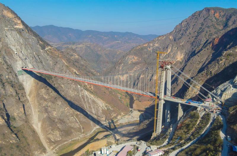 世界第一座單塔單跨鋼箱梁懸索橋「綠汁江大橋」刷新三項世界紀錄。（取材自湖北日報）