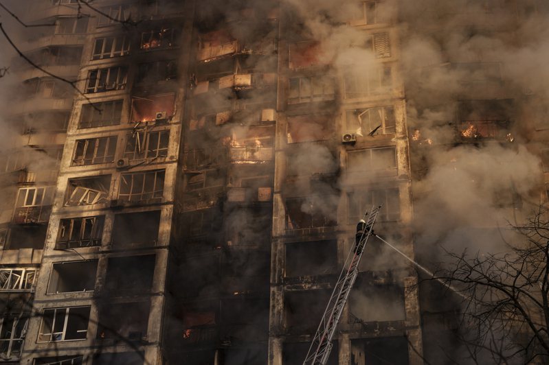俄军对乌克兰首都基辅加强攻势，15日凌晨就狂轰狂炸。图为基辅消防员在深夜中灌水急救被击中的公寓大楼。(美联社)(photo:UDN)