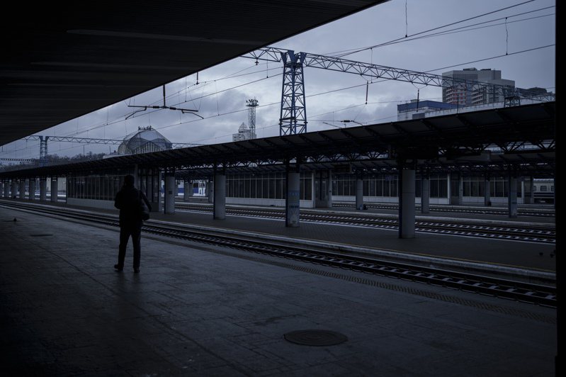 俄军入侵加剧，基辅市长克里契科15日宣布进行35小时宵禁。图为15日的基辅市车站，几乎空无一人。(美联社)(photo:UDN)