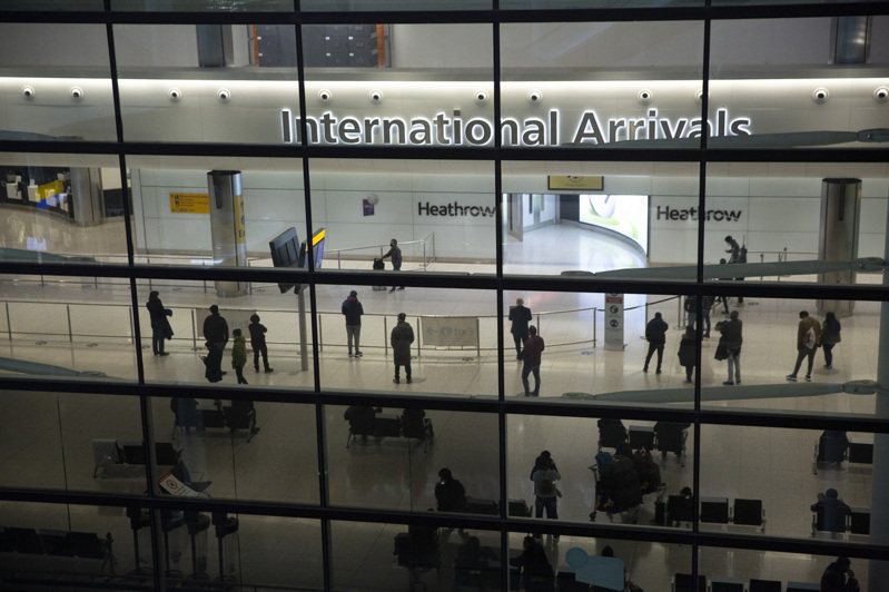 英国取消最后一道防疫措施后，确诊案例及住院案例都回升。图为伦敦希斯罗机场。（美联社）(photo:UDN)