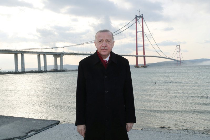 土耳其官方發布照片，顯示總統厄多安18日在「1915恰納卡萊大橋」前留影。（路透）