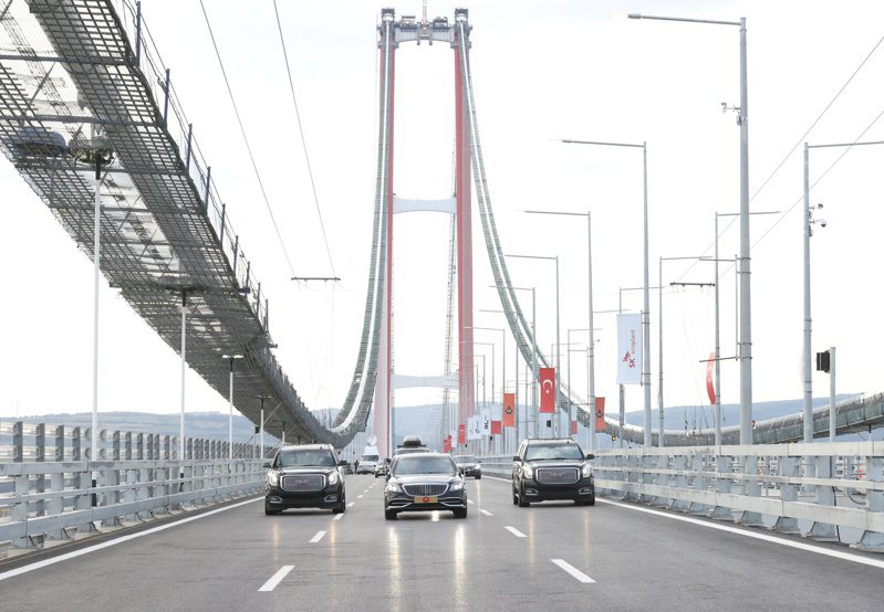 世界主跨最大橋梁、土耳其1915恰納卡萊大橋18日通車。（ 路透）
