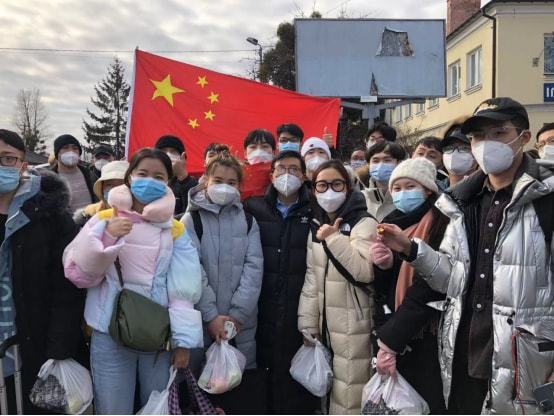 最后一批从苏梅出发的中国留学生到达利沃夫火车站后与大使的合照 。（取材自环球时报）(photo:UDN)