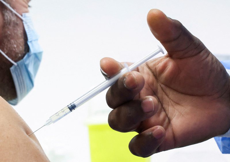 專家表示，新冠病毒因低溫更猖獗，一般人可能都要打滿四劑疫苗。路透