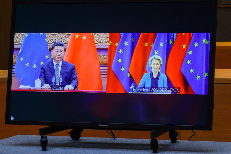 中國與歐盟1日舉行峰會，中國國家主席習近平（左）與歐盟執委會主席范德萊賴恩（右）視訊通話。（路透）