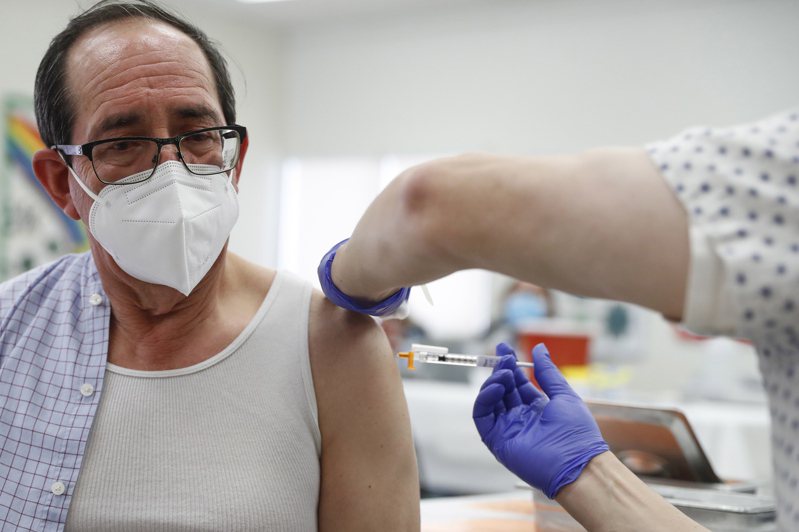 50岁以上者已可接种新冠疫苗第二剂补强针，即接种第四针疫苗，却由于信息混乱，民众对接种资格大感困惑。(欧新社)(photo:UDN)