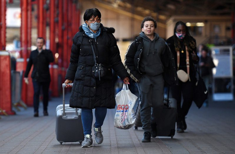 英国疫情近日反弹，创下自前年4月以来新高。图为伦敦火车站内，有人戴口罩有人未戴口罩。(欧新社)(photo:UDN)