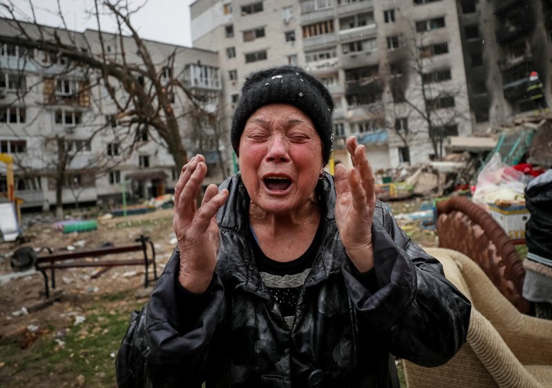 博罗江卡一位77岁的老妇8日得知女儿和女婿都葬身于一座遭俄军炸毁的大楼残垣下后，失声痛哭。路透(photo:UDN)