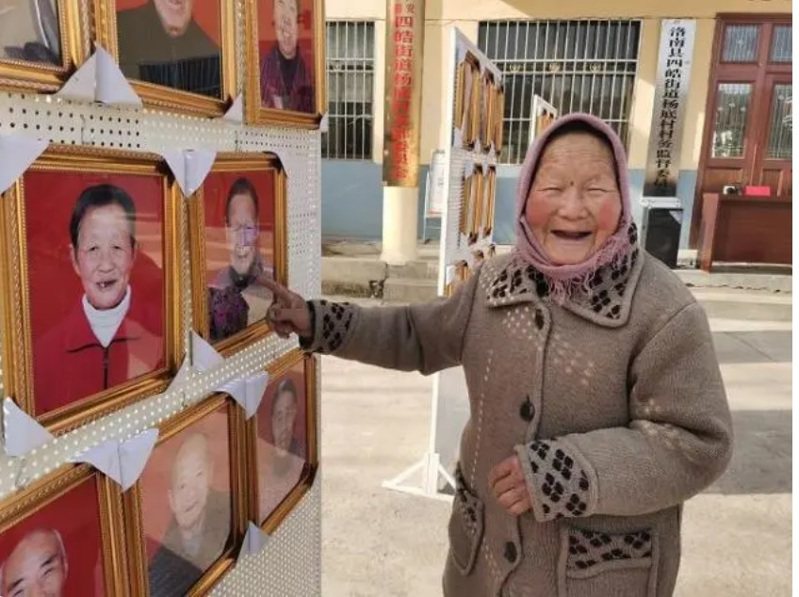 陜西姑娘楊鑫為老人拍照，收到照片的長輩開心不已。（取材自北京青年報）
