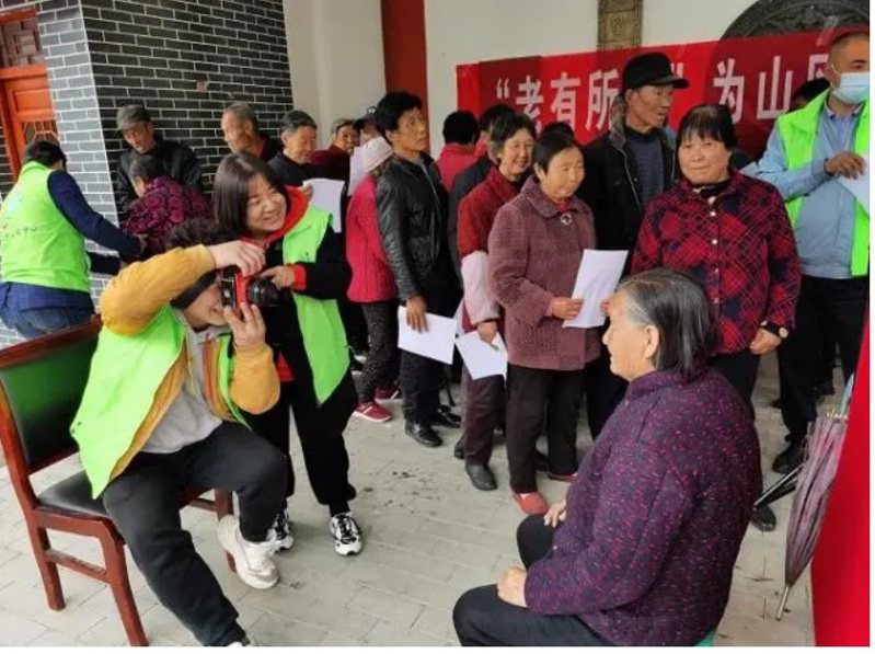 楊鑫已經免費幫2000餘多位老人拍攝遺像。（取材自北京青年報）