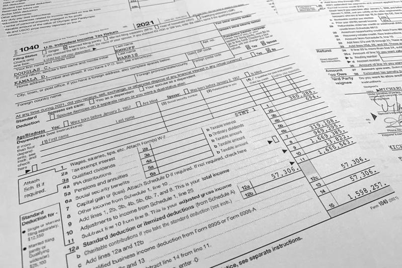 联邦税表显示，副总统贺锦丽和先生在去年一共赚了165万余元，交税逾52万元。美联社(photo:UDN)