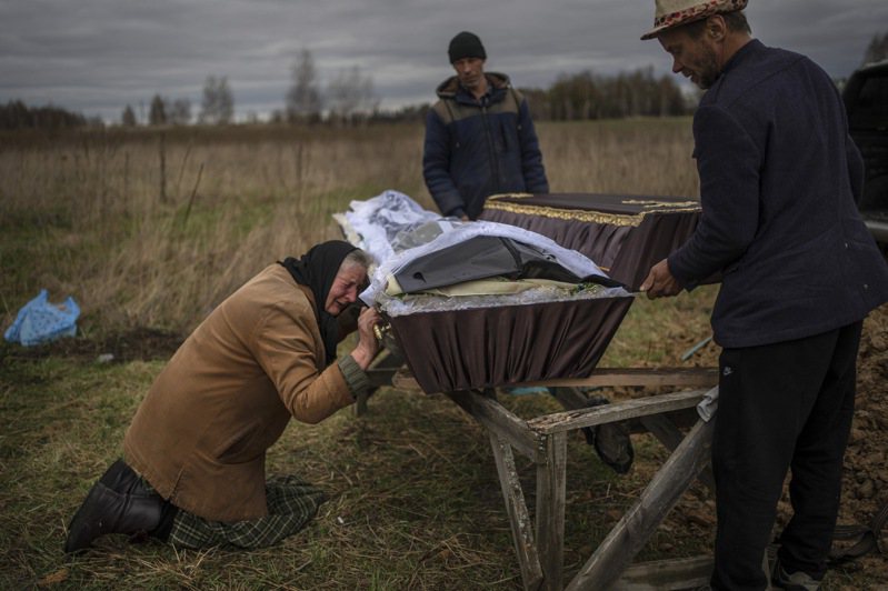 基輔郊區布查鎮一名70歲老婦的兒子上月30日死於俄軍士兵槍下，遺體後來尋獲，16日安葬，老婦痛不欲生。(美聯社)
