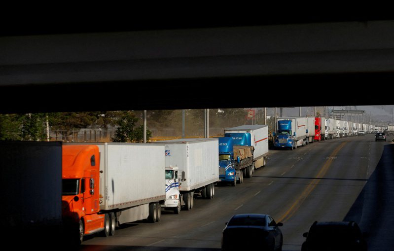 德州为阻非法移民而在边界检查货柜卡车，导致交通阻塞，引起抗议和经济损失，州长艾伯特已下令停止。(路透)(photo:UDN)
