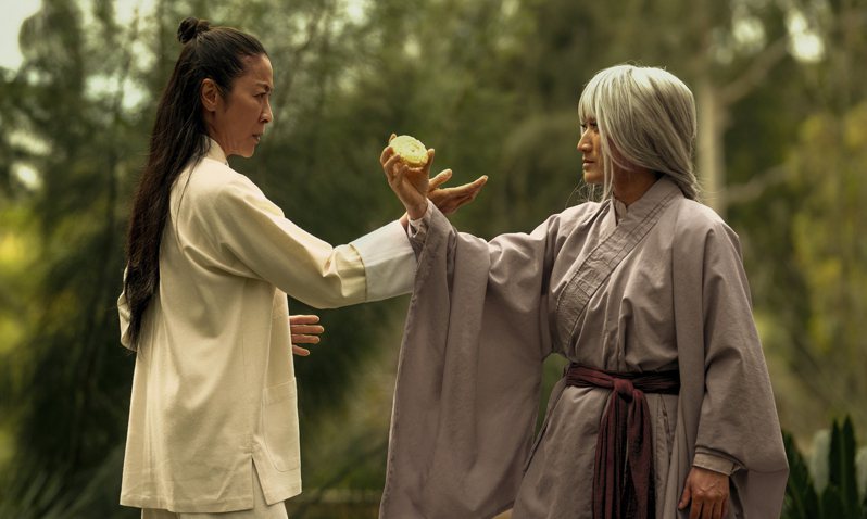武术指导兼演员的李静(右)在片中是杨紫琼(左)的导师。(美联社)(photo:UDN)