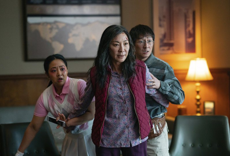 杨紫琼在新片「妈的多重宇宙」扮神力亚裔妈，与关继威(右)、史蒂芬妮许左)合作。全片网罗多位华裔演员。(美联社)(photo:UDN)
