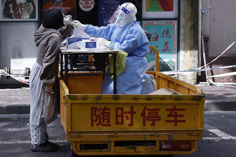 上海22日開展社會面清零攻堅九大行動。圖為醫護人員在靜安區為居民核酸檢測採樣。（中新社）
