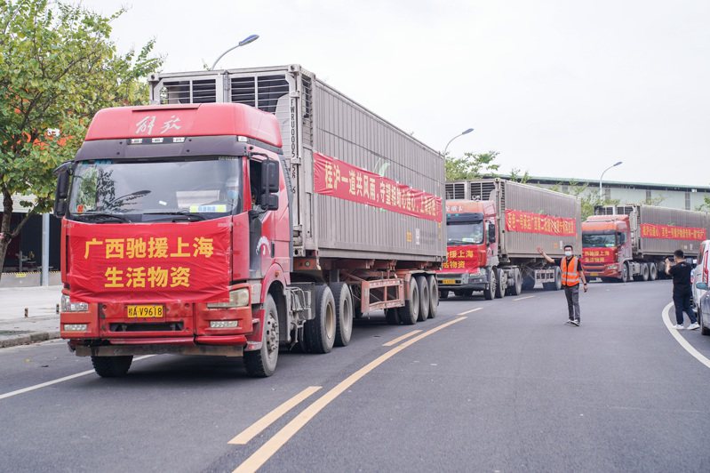 4月22日，由80家廣西愛心食品企業自發捐助的4萬份物資包從廣西南寧發車前往上海。（中新社）