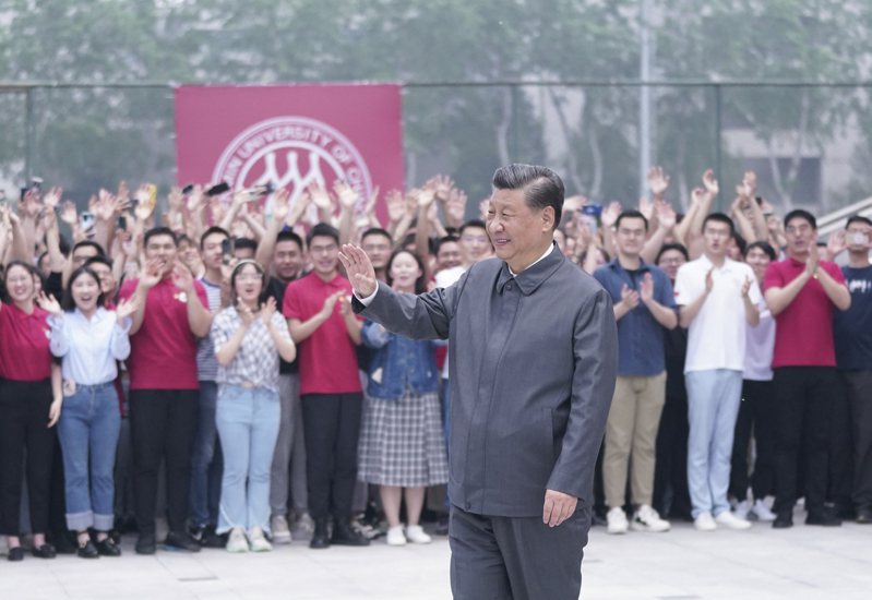 國家主席習近平25日到中國人民大學考察調研，並向師生們揮手致意。(新華社)