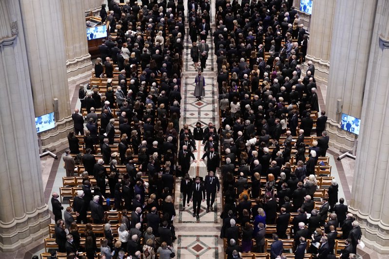 前国务卿欧布莱特的葬礼27日在华府国家大教堂举行，逾1400人参加追思仪式。(美联社)(photo:UDN)